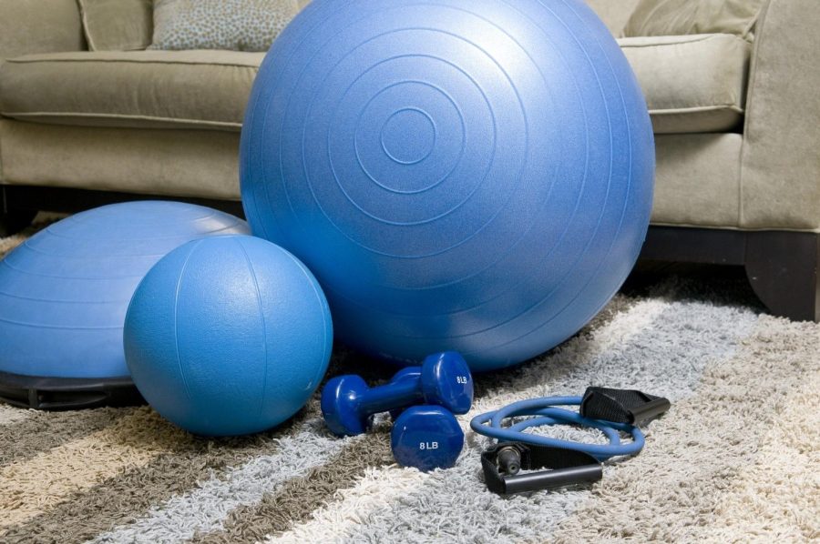 Home fitness equipment in a living room. | Image by rob9040 from Pixabay 