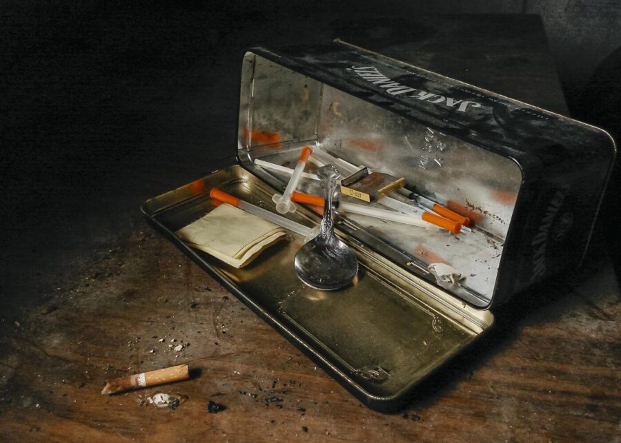 An injecting kit, heroin paraphernalia in a Jack Daniels tin | Matthew T Rader via Wikimedia Commons