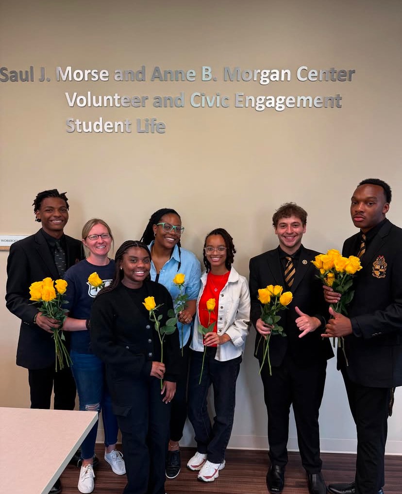 Fraternity welcomes UIS women back to campus with yellow roses